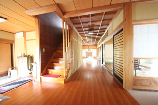 【内装】 | 甲賀市土山町笹路222-1　中古戸建 | 玄関前通路を勝手口側から