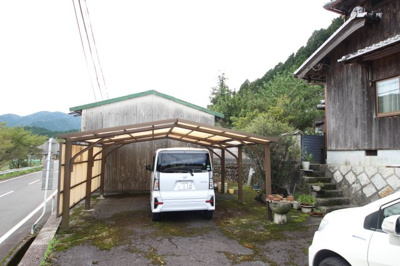 【駐車場】 | 甲賀市土山町笹路222-1　中古戸建 | 駐車スペースカーポート