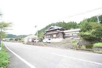 【前面道路含む現地写真】 | 甲賀市土山町笹路222-1　中古戸建 | 前面道路