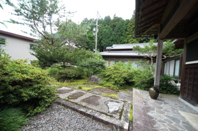 【玄関】 | 甲賀市土山町笹路222-1　中古戸建 | 玄関へのアプローチ