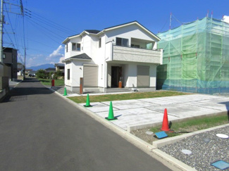 【前面道路含む現地写真】 | 前面道路含む現地写真です