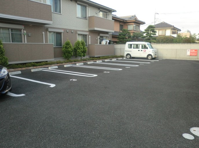 フロンティアB棟の駐車場