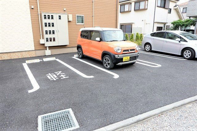 メゾンドルミエールの駐車場