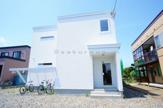 【外観】 | 昼間でも穏やかな空気感がただよう、閑静な住宅街に立地。落ち着きのあるホワイトの外壁がお洒落な外観です。