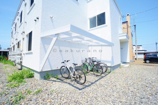 【その他共用部分】 | 屋根付きの駐輪場は、雨や雪から自転車を守ってくれます。北国にはありがたい！　