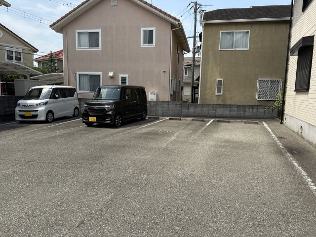 クレールハイムBの駐車場