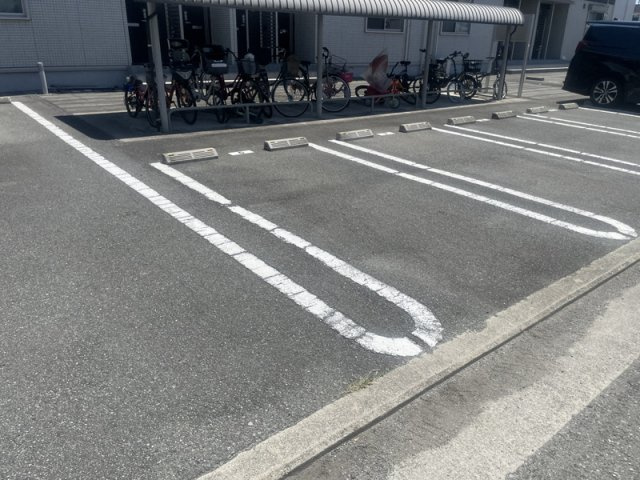 プティヴィラージュの駐車場