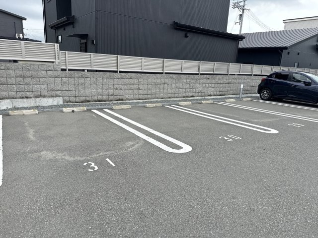 モアナ B棟の駐車場