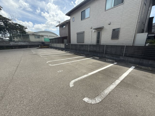 リーオ・コレージュの駐車場