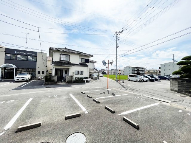 アヴァン　ドゥースC棟の駐車場