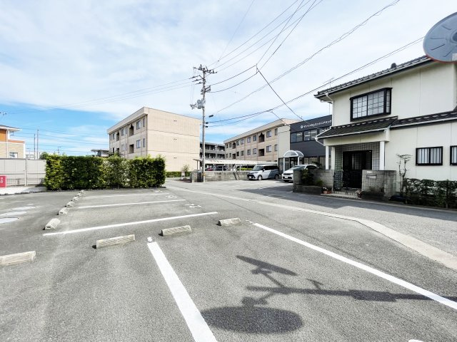 アヴァン　ドゥースC棟の駐車場