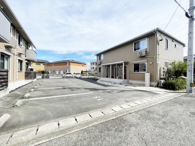 アヴァン　ドゥースC棟の駐車場