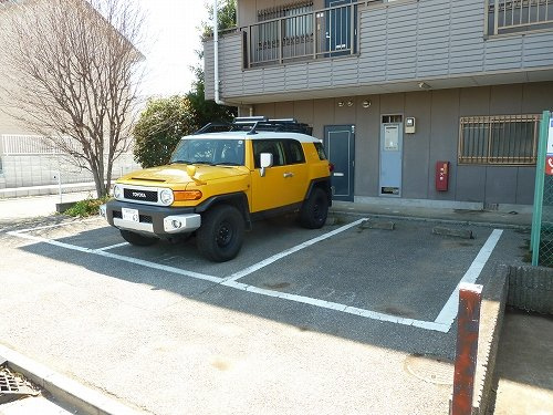 リアルジョイ薬園台参番館の駐車場