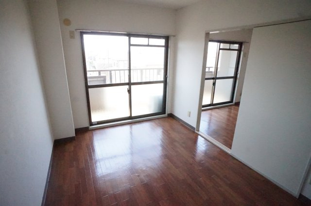 リアルジョイ薬園台参番館の居間・リビング|ゆったりとした寝室空間