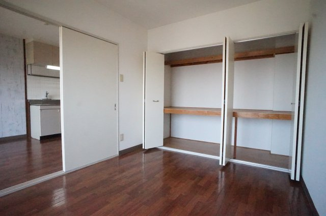 リアルジョイ薬園台参番館の寝室|大きな収納空間
