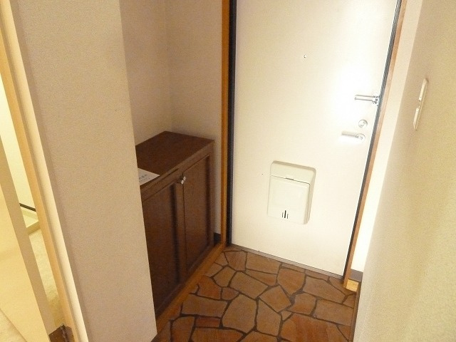 リアルジョイ薬園台参番館の玄関|玄関にもシューズボックスありますよ！