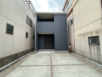 【外観】 | 南区六条町4丁目 全1棟　＜仲介手数料無料＞道徳小・大江中　新築一戸建て | 撮影
社長の村田です！
自らプレイヤーとして営業しています
長年の経験と実績から皆様により良いマイホーム購入のご提案をいたします。
住宅ローンの不安や購入後の不安等何でもご相談ください。