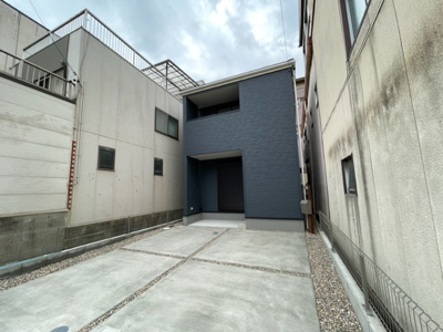 【外観】 | 南区六条町4丁目 全1棟　＜仲介手数料無料＞道徳小・大江中　新築一戸建て | 撮影
社長の村田です！
自らプレイヤーとして営業しています
長年の経験と実績から皆様により良いマイホーム購入のご提案をいたします。
住宅ローンの不安や購入後の不安等何でもご相談ください。