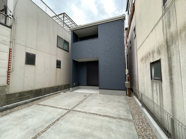 南区六条町4丁目 全1棟　＜仲介手数料無料＞道徳小・大江中　新築一戸建ての外観|撮影
社長の村田です！
自らプレイヤーとして営業しています
長年の経験と実績から皆様により良いマイホーム購入のご提案をいたします。
住宅ローンの不安や購入後の不安等何でもご相談ください。