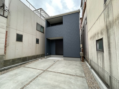 【外観】 | 南区六条町4丁目 全1棟　＜仲介手数料無料＞道徳小・大江中　新築一戸建て | 撮影
社長の村田です！
自らプレイヤーとして営業しています
長年の経験と実績から皆様により良いマイホーム購入のご提案をいたします。
住宅ローンの不安や購入後の不安等何でもご相談ください。