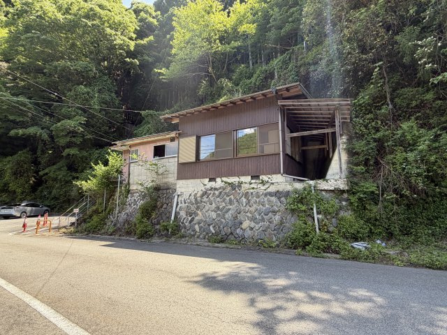 五條市大塔町辻堂　中古戸建の和室|窓から見える自然あふれる景色に癒されます(^^)/