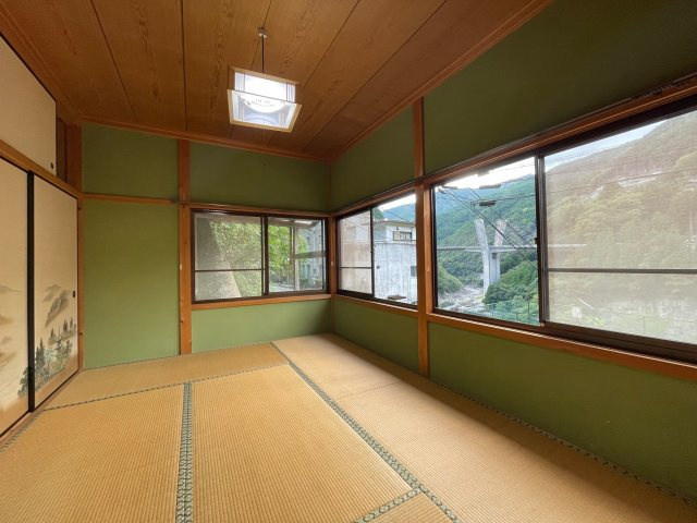 【和室】 | 五條市大塔町辻堂　中古戸建 | 窓から見える自然あふれる景色に癒されます(^^)/