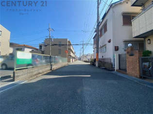 【現地】
現地は6ｍ幅の道路に面しておりすっきりとした街並みです。新築戸建ての建築用地としてご検討ください。プランのご相談等も承っております、お気軽にお問合せください