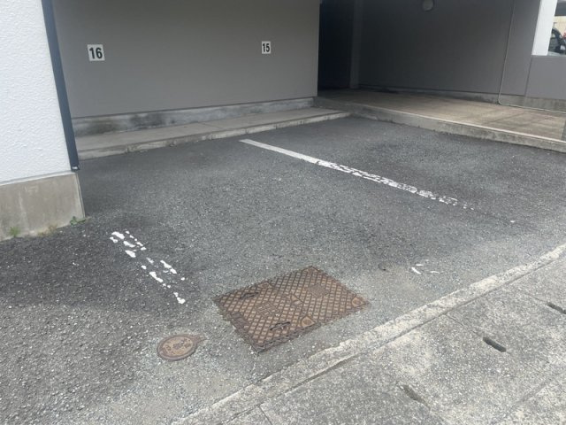 シャトー三和青山の駐車場