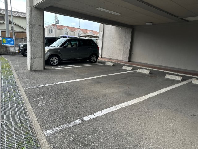 ドール辻井の駐車場