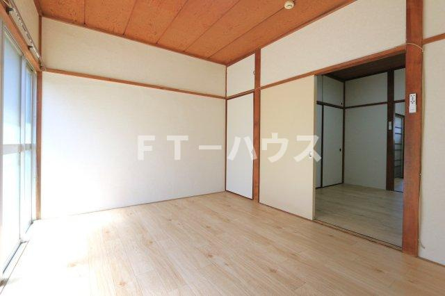 小山ハイツの寝室|使いやすい居間です
