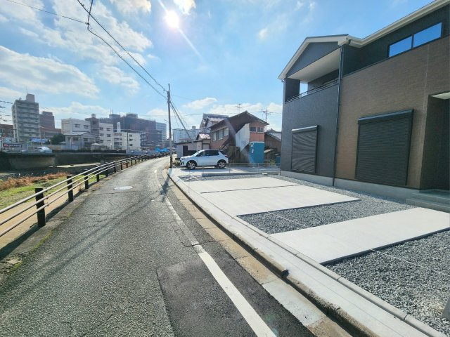 ーFITーフィットー小倉北区下到津３丁目1期【小倉北区　新築戸建て】の前面道路含む現地写真|川沿いをのんびりお散歩できますね♪　【小倉北区　新築戸建て】