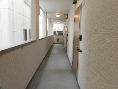 【その他共用部分】 | Le Chainon.S | 綺麗に掃除がされており、温かみのある廊下です