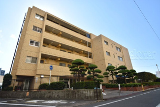 【外観】 | 即日のご見学も可能です！お気軽にお問い合わせください！
手入れの行き届いた外壁やエントランスなど、「見ればわかる」レベルで清潔感を保ったマンションです。築年数を感じさせない姿で皆様をお出迎えします。