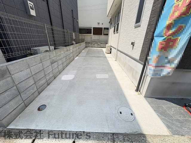 三郷市早稲田6丁目　戸建　全1棟の駐車場|縦列2台駐車可能です