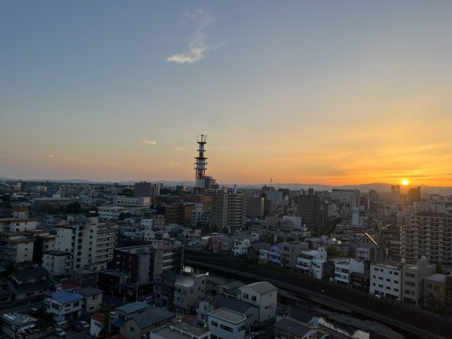 サーパス南大通りグランゲートの展望|自宅バルコニーからサンセットを眺められるのは、
高層階+南向きだからこその特権ですね♪