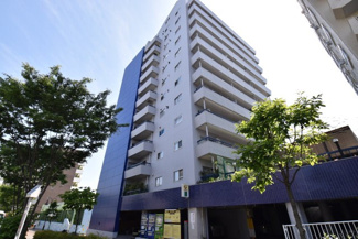 【外観】 | 青空によく映える建物です。手入れの行き届いた外壁やマンション正面エントランスなど、綺麗な姿をぜひ一度、現地にてご覧ください。～即日のご見学可能～　お問合せはお気軽にどうぞ。