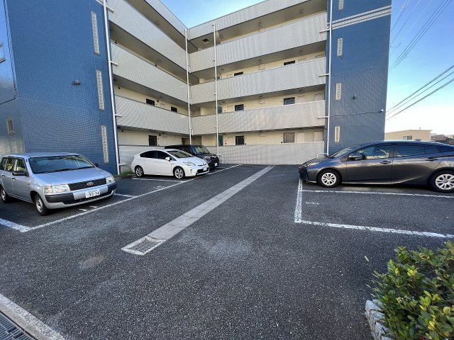 豊中市桜の町６丁目の賃貸マンションの駐車場