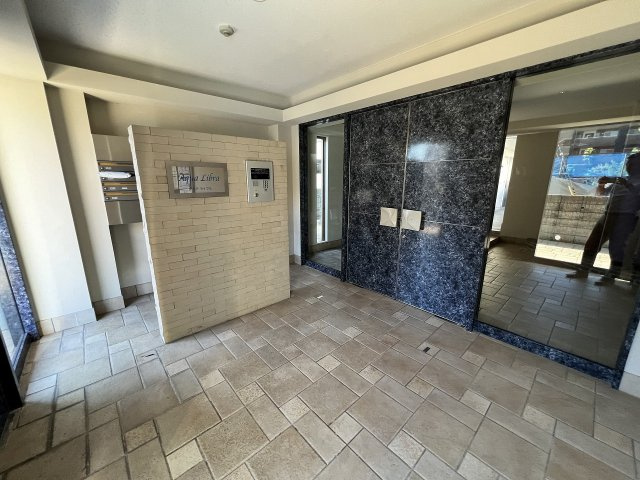 豊中市桜の町６丁目の賃貸マンションのエントランス