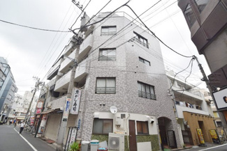 【外観】 | 即日のご見学も可能です！お気軽にお問い合わせください！
さほど大きなサイズではありませんが、清潔感があり、好感の持てるマンション外観。ぜひ一度、現地でご覧ください。