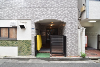 【エントランス】 | お客様を、そして住人を出迎えてくれるマンションのエントランス。ゴミが落ちていないことからも、管理状態の良さや住民の節度の高さが見て取れます。