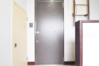 【その他共用部分】 | 皆様をお迎えする、お部屋の玄関ドア。開けやすさや開放角度、ドアノブの操作しやすさや鍵の形状などを、現地で一度ご確認ください。