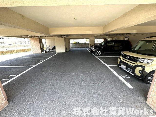 サンフィールドハイツの駐車場|カースペースがあります
