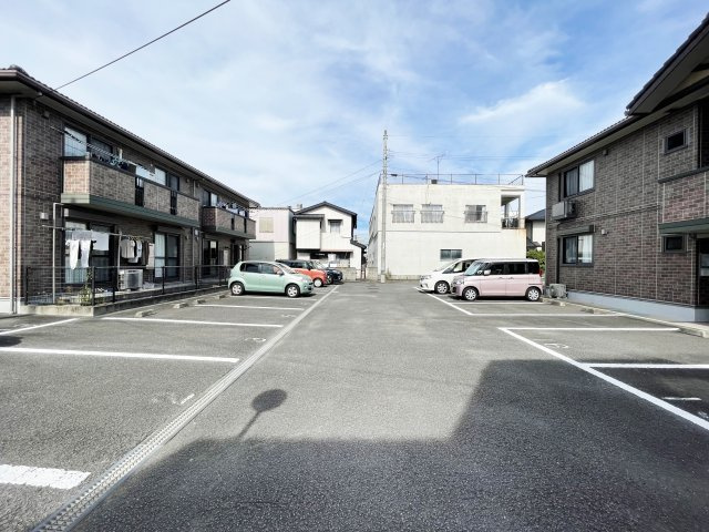 メゾン・ラフィーネ　A棟の駐車場
