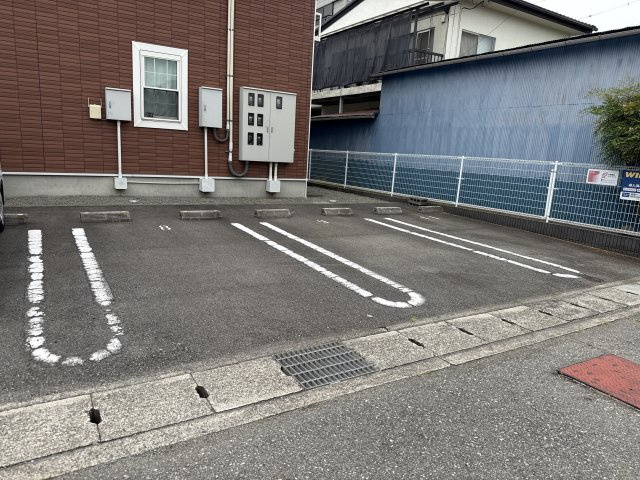 メゾンド　サンセールＢの駐車場