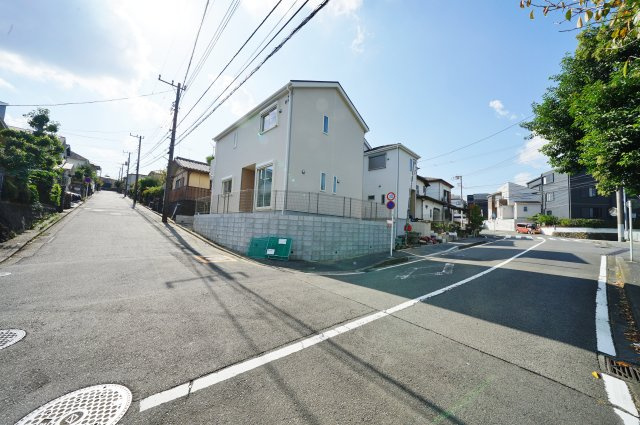 【横浜市旭区白根５丁目19-21全２棟新築戸建て１号棟】★仲介手数料無料★（白根小学校・鶴ヶ峰中学校）の前面道路含む現地写真