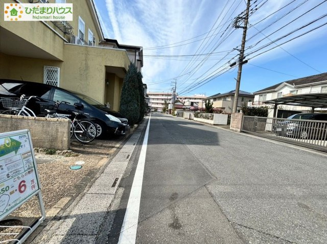 上尾市錦町　中古一戸建ての前面道路含む現地写真