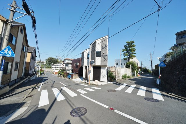 【横浜市旭区白根４丁目30-7新築戸建て】★仲介手数料無料★（白根小学校・鶴ヶ峰中学校）の前面道路含む現地写真