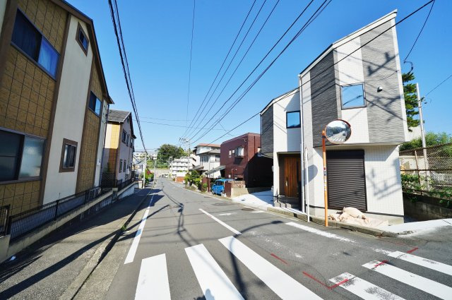 【横浜市旭区白根４丁目30-7新築戸建て】★仲介手数料無料★（白根小学校・鶴ヶ峰中学校）の前面道路含む現地写真