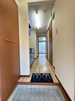 【展望】 | 玄関から室内への景観です！キッチンの奥に洋室6.5帖のお部屋があります♪