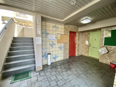 【エントランス】 | エクセルハイツ下北 | 落ちついた外観にマッチしたエントランスです